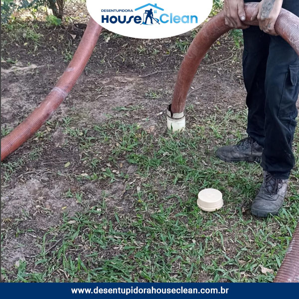 Limpeza de fossa em São Sebastião da Bela Vista, MG